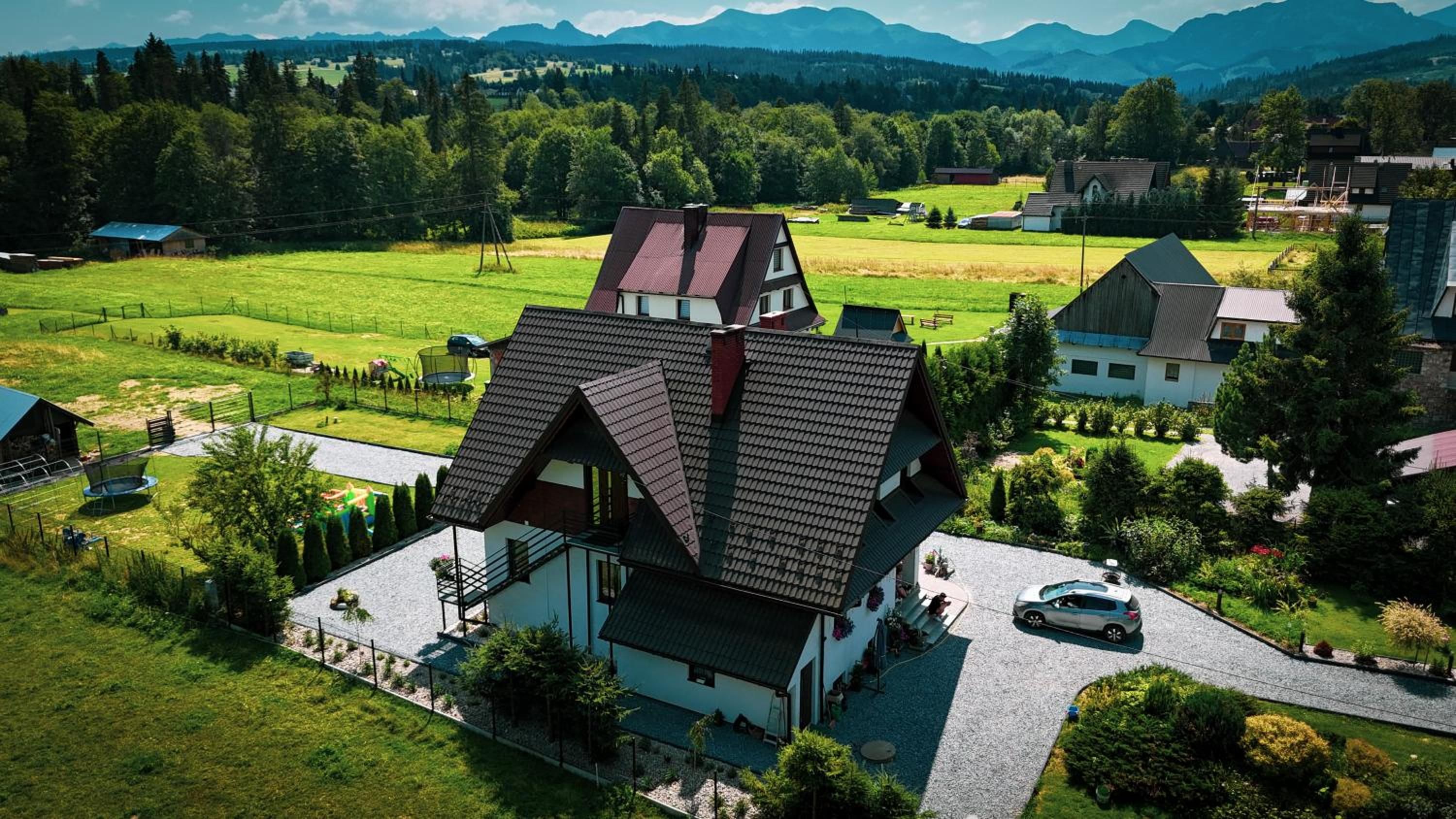 Riverside i zielona okolica z górami w tle